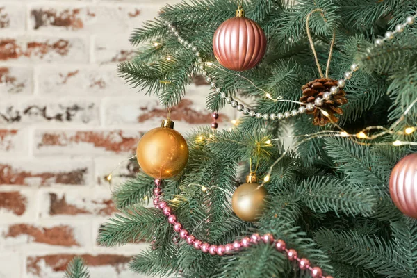 Albero di Natale decorato vicino al muro di mattoni, primo piano — Foto Stock
