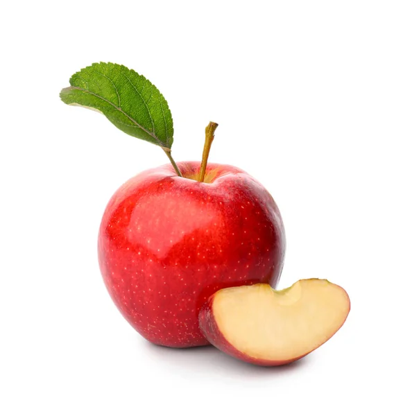 Manzana madura sobre fondo blanco —  Fotos de Stock
