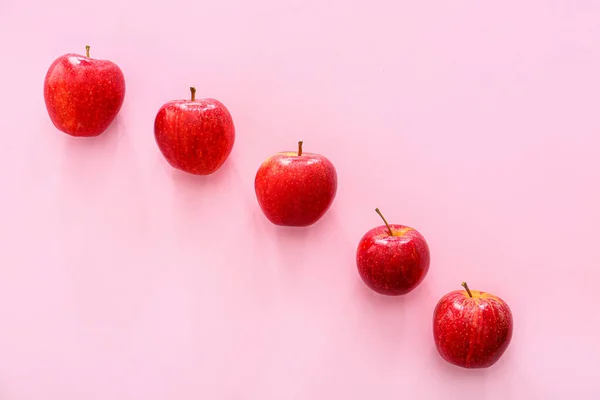 Ripe apples on color background — Stock Photo, Image