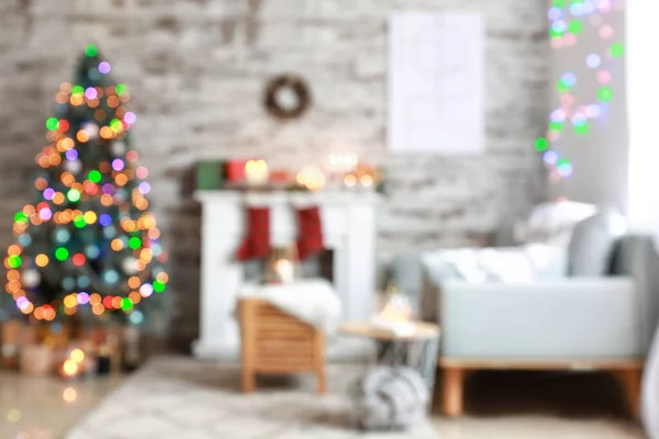 Interior de la habitación con hermoso árbol de Navidad decorado, vista borrosa —  Fotos de Stock