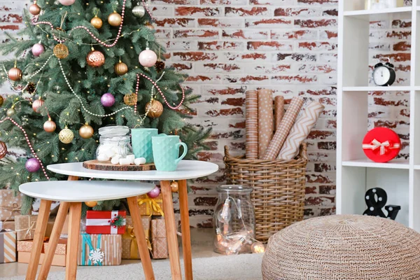 Innenraum mit schön geschmücktem Weihnachtsbaum — Stockfoto