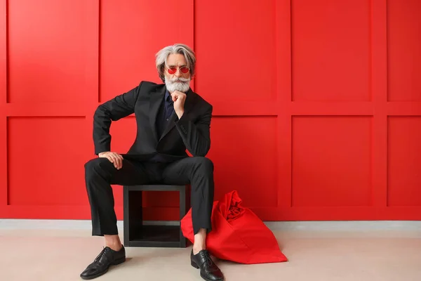 Ritratto di Babbo Natale elegante con borsa all'interno — Foto Stock