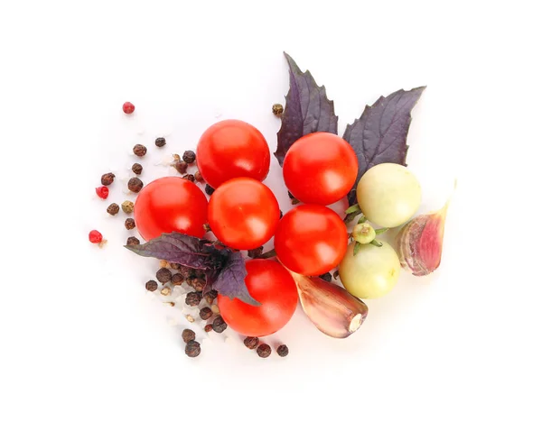 Tomates frescos y especias sobre fondo blanco — Foto de Stock