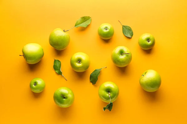 Fresh ripe apples on color background — Stock Photo, Image