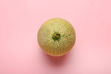 Renkli arkaplanda olgun kavun