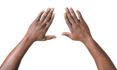 Beyaz arka planda Afro-Amerikan bir adamın elleri