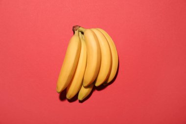 Renkli arka planda olgun muzlar
