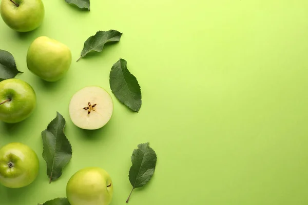 Fresh ripe apples on color background — Stock Photo, Image