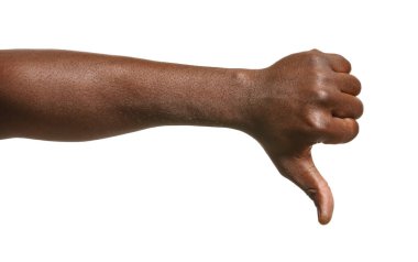 Beyaz arka planda baş parmak hareketi gösteren Afro-Amerikalı bir adamın eli