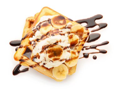 Beyaz arka planda muzlu, çikolatalı ve dondurmalı waffle.