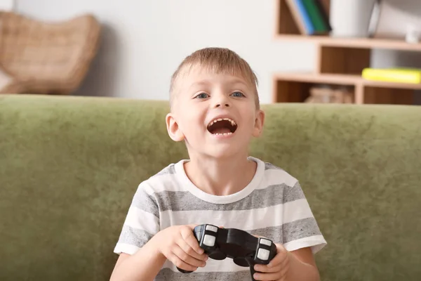 Ragazzino emotivo che gioca ai videogiochi a casa — Foto Stock