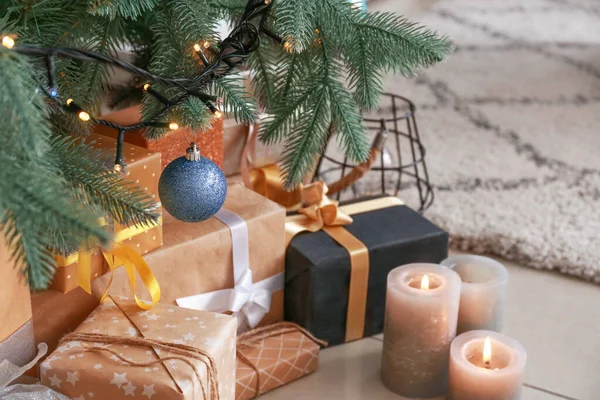 Świece i pudełka prezentów pod choinką — Zdjęcie stockowe