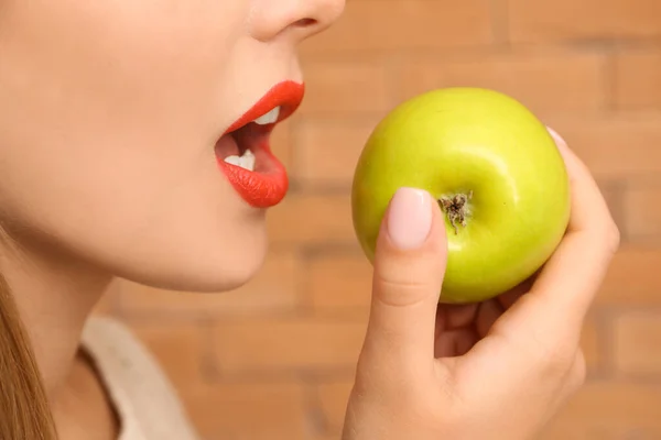 Woman eating fresh ripe apple, closeup — Stock Photo, Image