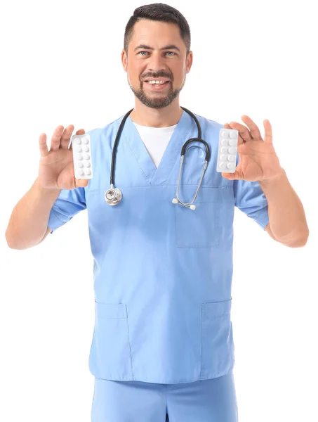 Portret van een mannelijke arts met pillen op witte achtergrond — Stockfoto