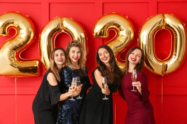 Jovens mulheres bonitas bebendo champanhe na festa de Natal — Fotografia de Stock