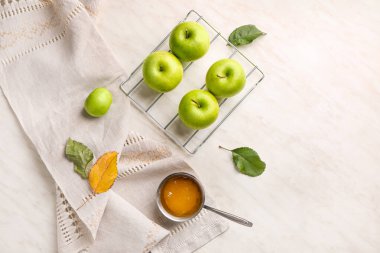 Masada taze elma ve bal var.