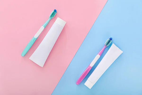 Tooth brushes and paste on color background — Stock Photo, Image