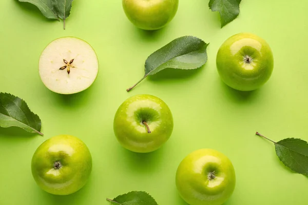 Świeże dojrzałe jabłka na tle koloru — Zdjęcie stockowe