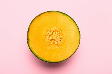 Renkli arka planda olgun kavun yarısı