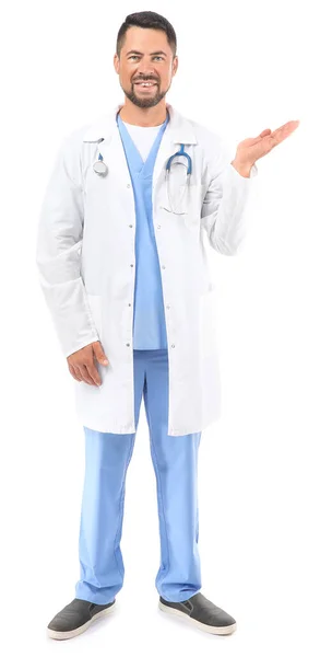 Retrato de médico masculino sobre fundo branco — Fotografia de Stock