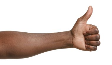 Beyaz arka planda baş parmak hareketi gösteren Afro-Amerikalı bir adamın eli