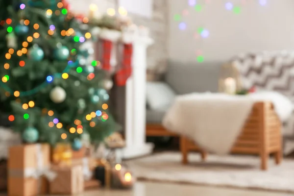 Interior de la habitación con hermoso árbol de Navidad decorado, vista borrosa —  Fotos de Stock