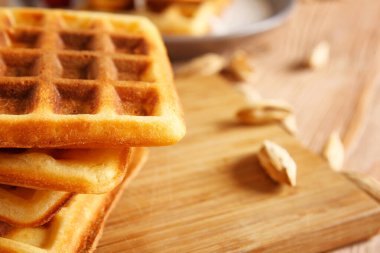 Lezzetli waffle 'lar masada, yakın plan.