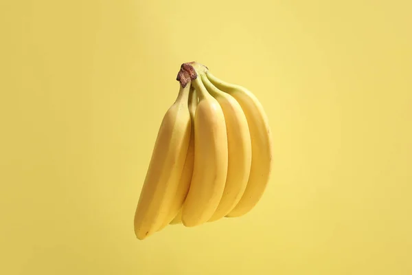 Maturare banane su sfondo di colore — Foto Stock