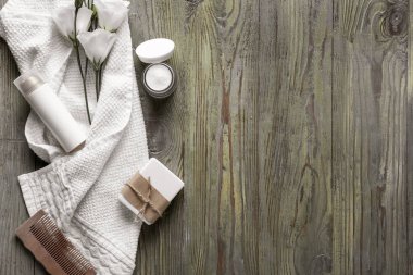 Ahşap arka planda kişisel hijyen için aksesuarlar ve kozmetik ürünler