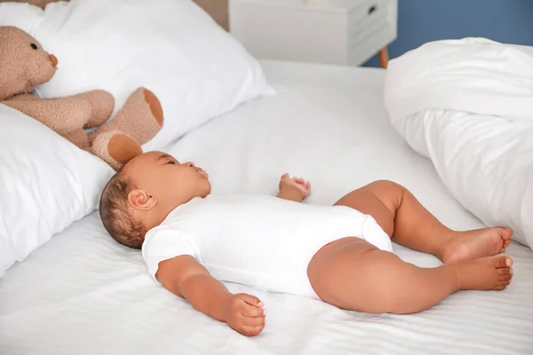 Lindo bebé afroamericano durmiendo en la cama — Foto de Stock