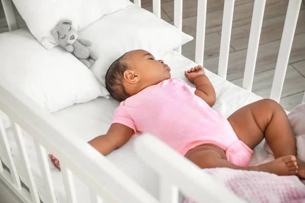 Pequeno bebê afro-americano dormindo na cama — Fotografia de Stock