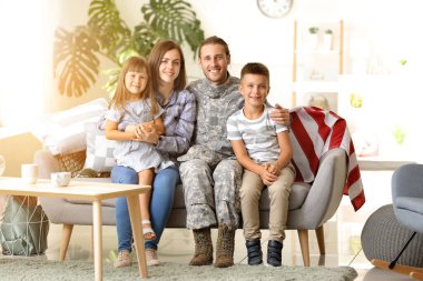 Evde ailesi ile Mutlu askeri adam