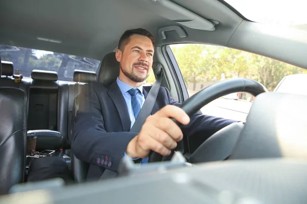 Exitoso hombre de negocios que conduce un coche moderno — Foto de Stock