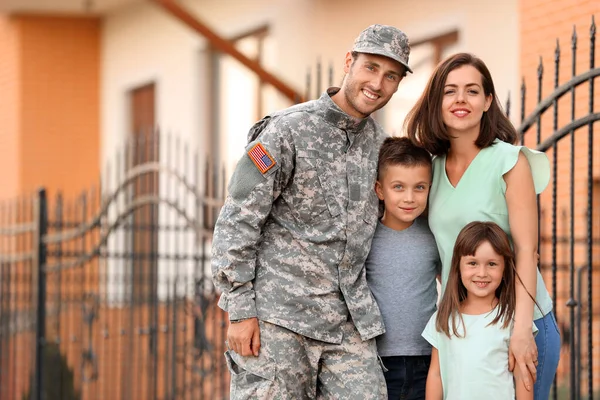 Счастливый военный с семьей на открытом воздухе — стоковое фото