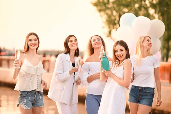 Όμορφες νεαρές γυναίκες πίνουν σαμπάνια στο κοτοπουλάδικο. — Φωτογραφία Αρχείου