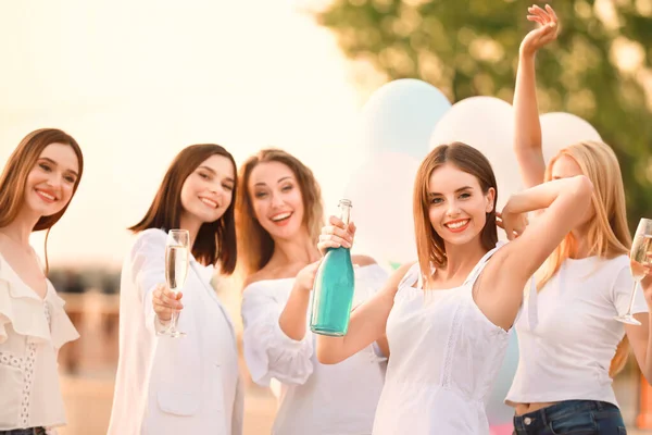 Belles jeunes femmes buvant du champagne à la fête de poule en plein air — Photo