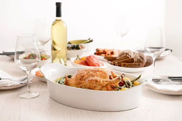 Platillo para hornear con sabroso pollo y verduras en la mesa servida — Foto de Stock