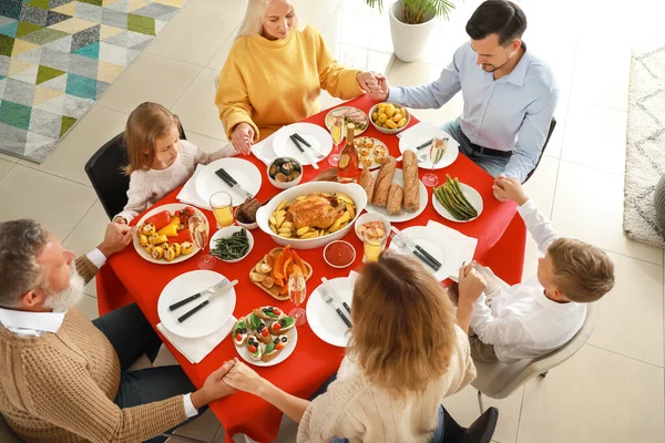 Grande família rezando antes da refeição em casa — Fotografia de Stock