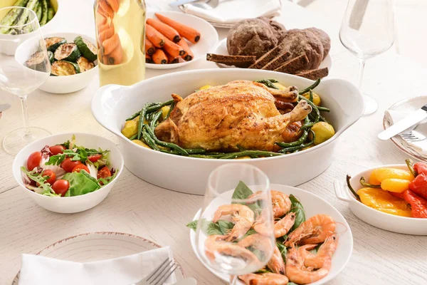 Muchos platos servidos en la mesa para una gran cena familiar — Foto de Stock