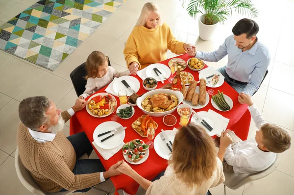 Grande família rezando antes da refeição em casa — Fotografia de Stock