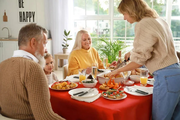 Grande família jantando em casa — Fotografia de Stock