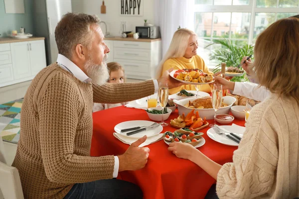 Grande família jantando em casa — Fotografia de Stock