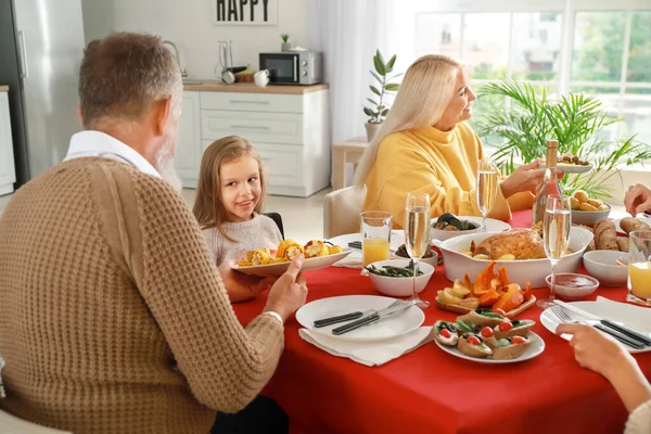 Большая семья ужинает дома — стоковое фото