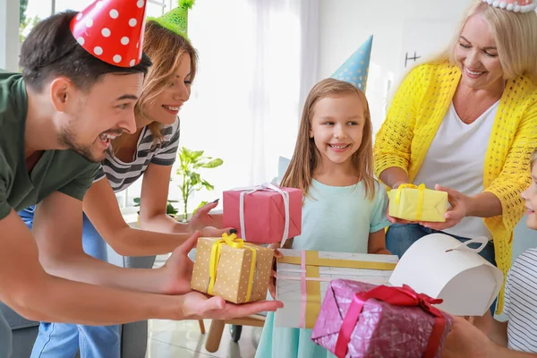 Velká rodina pozdrav holčička s narozeninami dárky doma — Stock fotografie