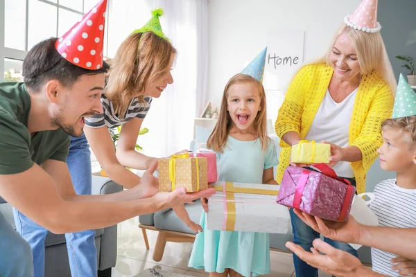 Groot familie groet kleine meisje met verjaardagscadeaus thuis — Stockfoto