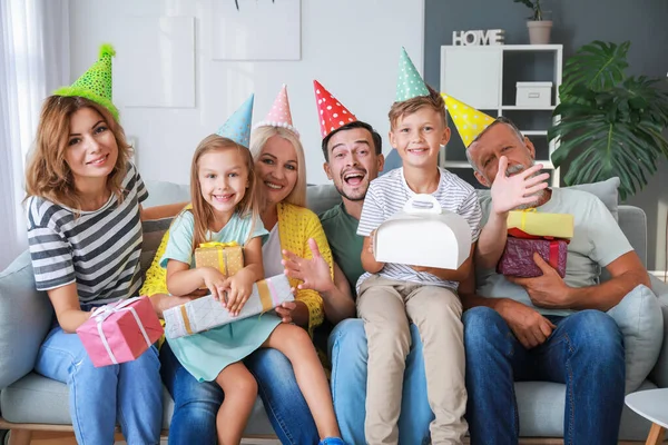 Большая семья празднует День рождения дома — стоковое фото
