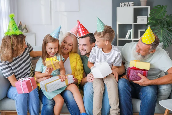 Велика родина святкує День народження вдома — стокове фото