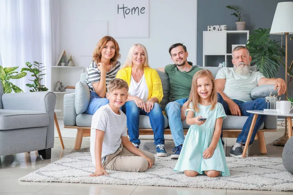 Stor familj tittar på TV tillsammans hemma — Stockfoto