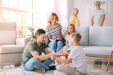 mutlu bir aile birlikte evde istirahat