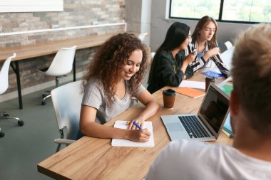 Üniversitede sınava hazırlanan öğrenci grubu